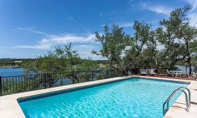 Lakehurst Casa | Cheerful 3 bedroom lake house with pool