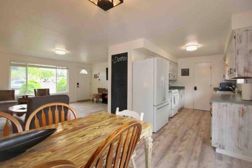 Creswell Casa | Cheerful 3 Bedroom on a Park 10 Miles from Eugene