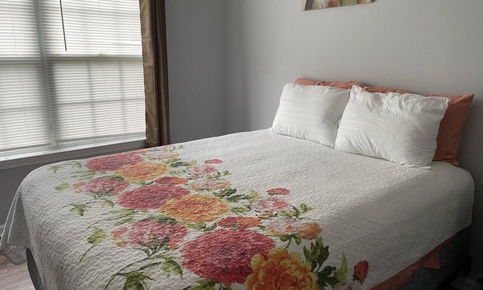 Jonesboro Casa | Cheerful 3-bedroom residential home w/ fireplace