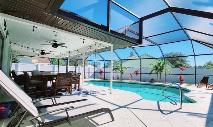 Sarasota Casa | Cheerful 3 bedroom,resurfaced pool home. 15 minutes from Siesta Beach. Remodeled