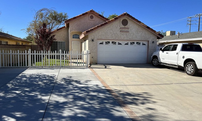 Quartz Hill Casa | Cheerful 3BR 2BA Sauna: Spa: Pool/P-Pong Table+ More