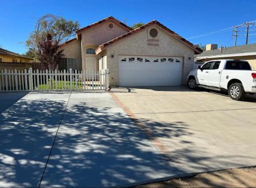 Quartz Hill Casa | Cheerful 3BR 2BA Sauna Spa Pool Table PPong BBQ More