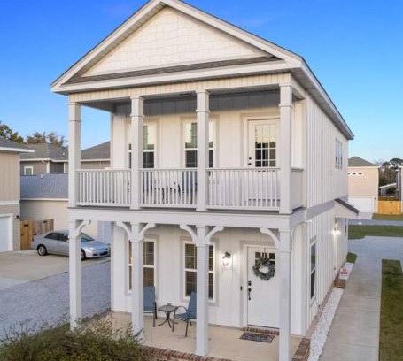 South Pensacola Casa | Cheerful 3BR close to downtown + double balcony