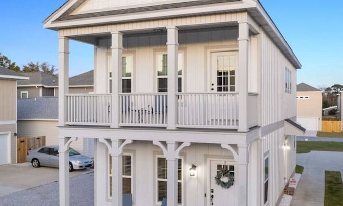 South Pensacola Casa | Cheerful 3BR close to downtown + double balcony