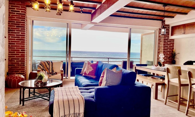 Primo Tapia Casa | Cheerful 4 bedroom with ocean front hot tub!