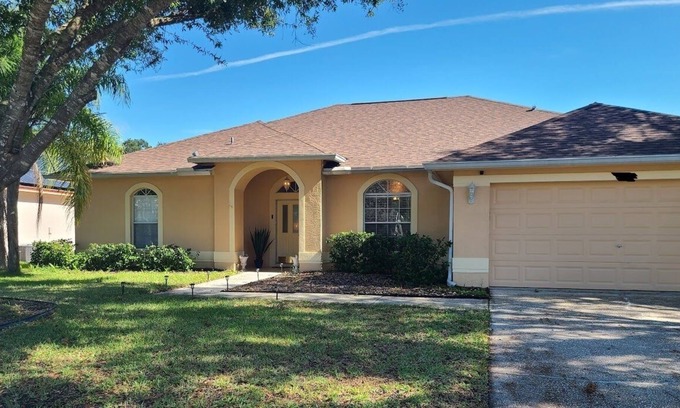 Grand Oaks Casa | Cheerful 4 Bd 3 Ba Home with Screened Patio & Pool
