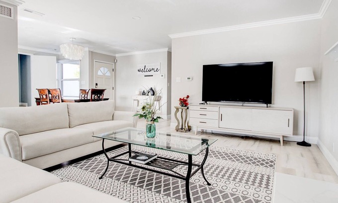 Huntington Beach Villa | Cheerful 4-bedroom 3 bath villa with hot tub