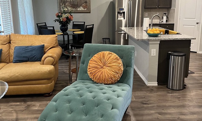 Collin County Casa | Cheerful 4 bedroom home with free parking garage.