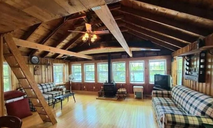 Raymond Cabaña | Cheerful 4 Bedroom on The Water