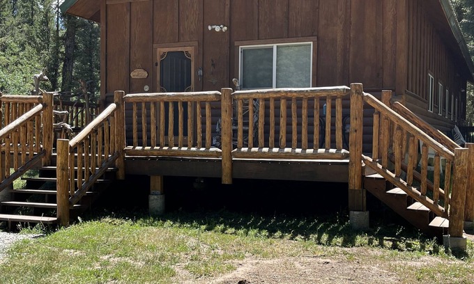 Island Park Cabina | Cheerful 4-bedroom cabin with indoor fireplace