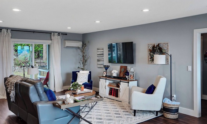West Salem Casa | Cheerful 4bed, 2bath deck w/ city views PetFriendly!