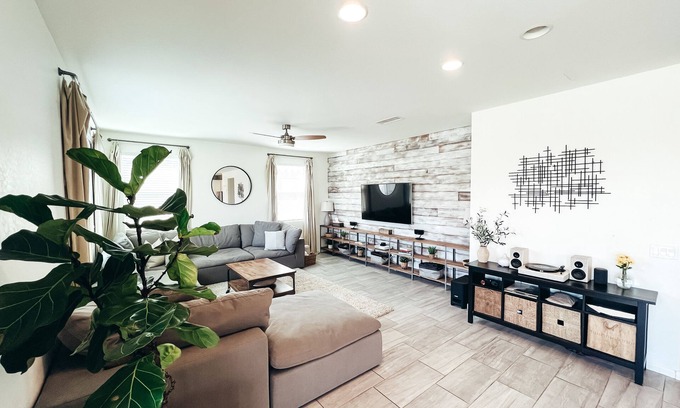Peoria Casa | Cheerful 5-BR Family Friendly Home, Perfect Spot