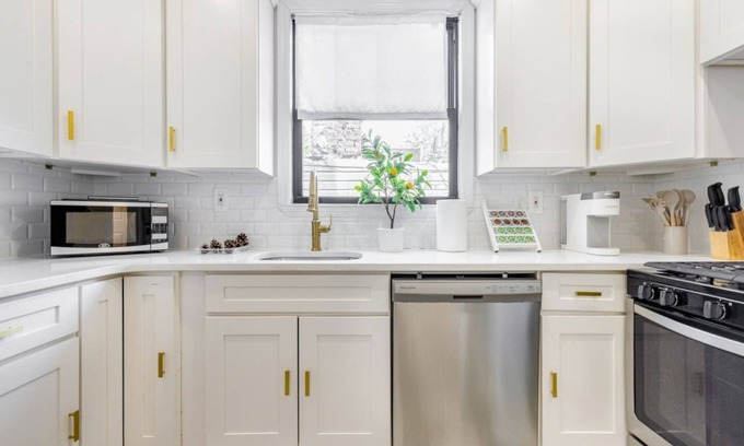 East New York Casa | Cheerful 6Bd BK Town Home 30 min. to Manhattan
