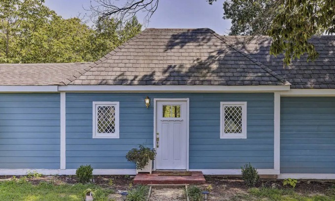 Boyd Tavern Casa | Cheerful and Bright Cottage with Pond View
