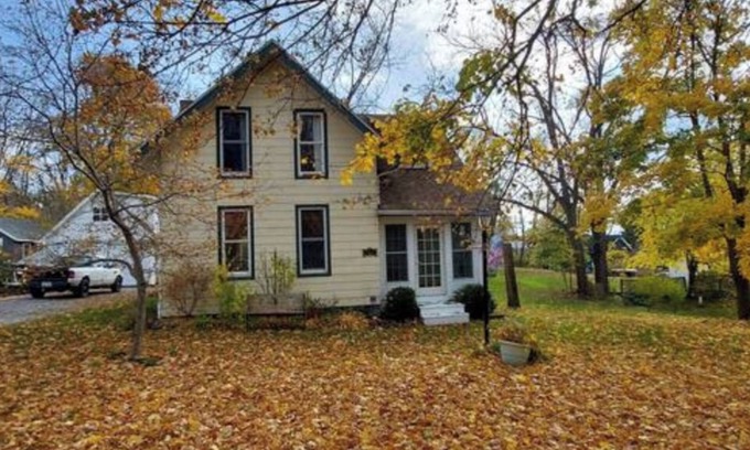 Town of Ledyard Cabaña | Cheerful and Charming 4 BR/3BA Cottage by the Lake