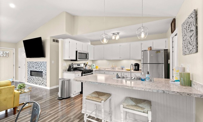 Lexington Casa | 😃 Cheerful and cozy, 3 bedroom home 🏡 recessed into a wooden lot