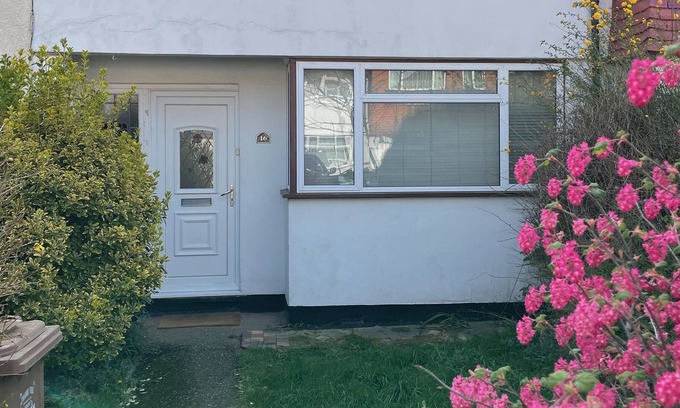 Crofton Park Casa | Cheerful and cute 2 bedroom house.