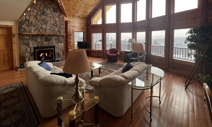 Colebrook Cabina | Cheerful and spacious log home4 bedroom 3 1/2 bath