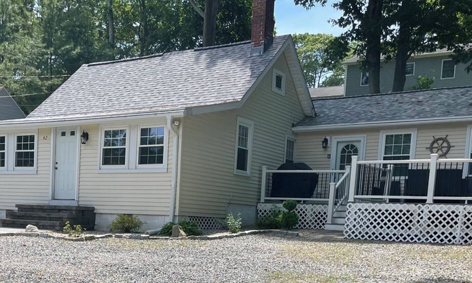 Niantic Casa | Cheerful Beachouse for your relaxing pleasure.