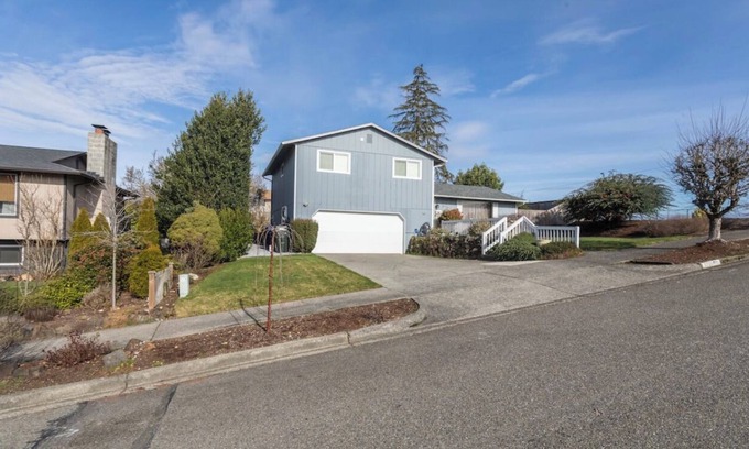 West End Casa | Cheerful beautiful home with fully fenced backyard in North Tacoma