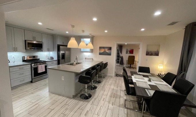 Canoga Park Casa | Cheerful, Beautifully Remodeled, Modern, Comfortable Home
