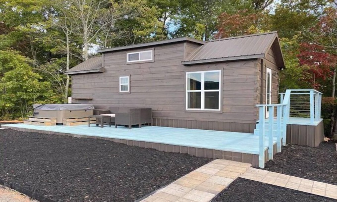 Mill Spring Cabina | Cheerful Cabin with Mountain View & Hot Tub