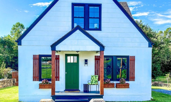 Elkton Cabaña | Cheerful & charming renovated cottage close to Skyline Drive, JMU, & Massanutten