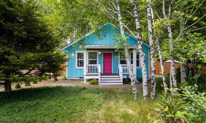 Grays Harbor County Cabaña | Cheerful coastal cottage w/hot tub - 2 min walk from the beach!