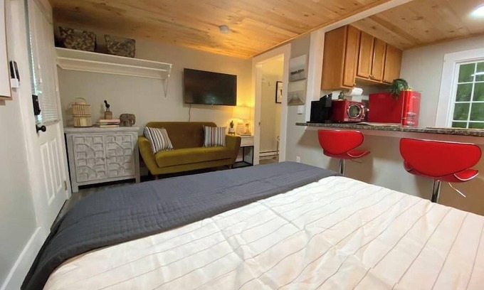 Edgecomb Cabaña | Cheerful Cottage Close to Everything 12