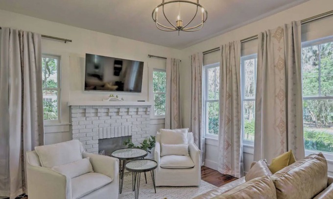 Historic District Cabaña | Cheerful Cottage in Ocala's Historic District