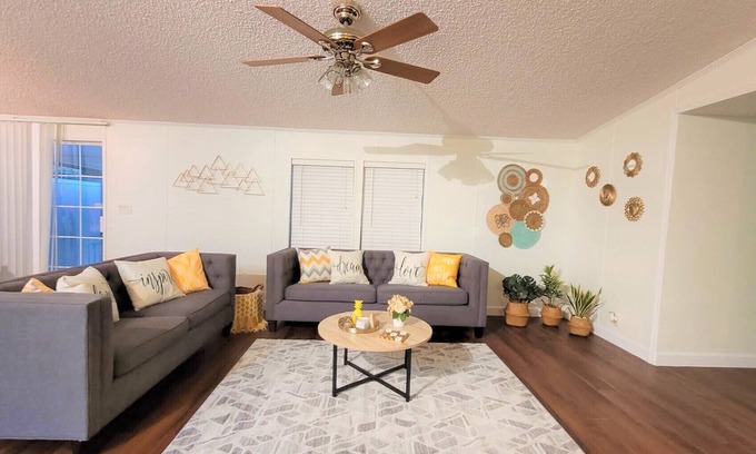 Tampa Casa | Cheerful Country Home