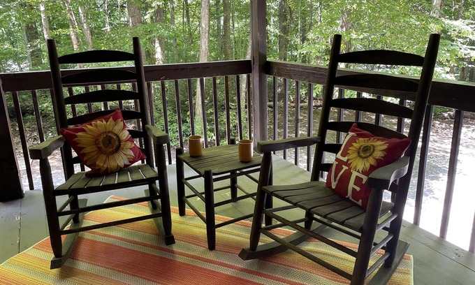 Cosby Cabina | Cheerful & Cozy 2BD/2BA Cabin. Amazing rates for your visit!