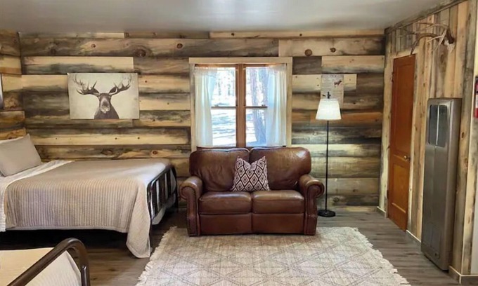 Alpine Cabina | Cheerful cozy cabin in the tall pines Alpine AZ #3