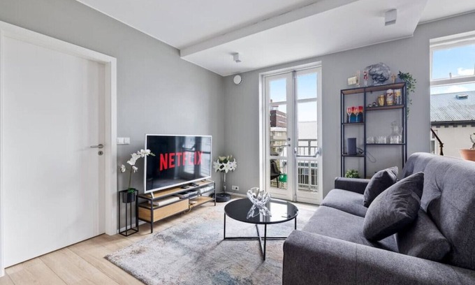 Hliðar Apartamento | Cheerful Down Town Apartment