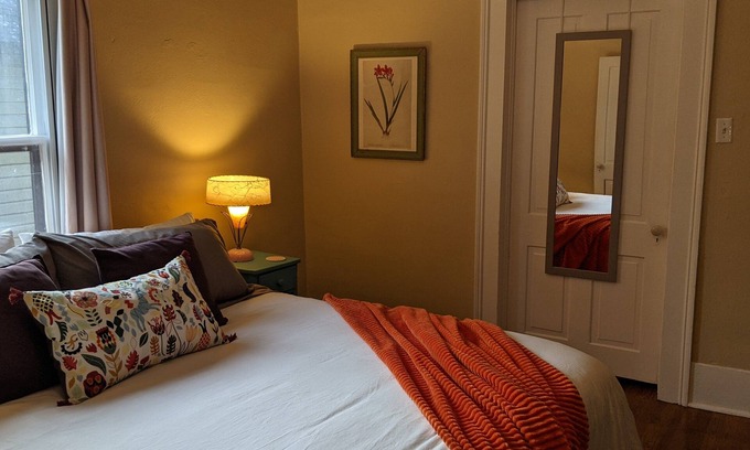 Athens Casa | 🌞 Cheerful Eclectic Bungalow in 🐕 Dog Friendly Neighborhood -NO PET FEES