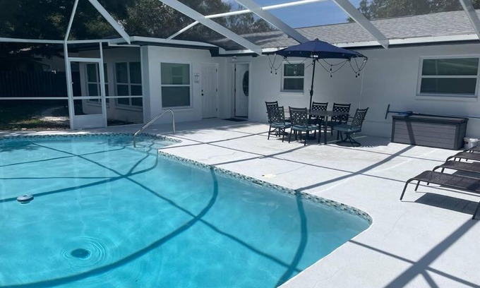 Clearwater Casa | Cheerful & Elegant 4-Bedroom House in Clearwater