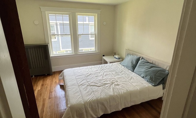 Framingham Casa | Cheerful entire house with 3 bedrooms and work area.