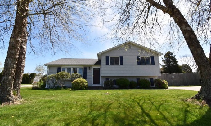 Eastward Look Casa | Cheerful four-bedroom home with central air