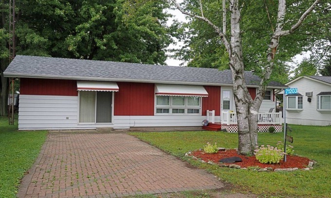 South Huron Cabaña | Cheerful Grand Bend cottage steps to the beach!