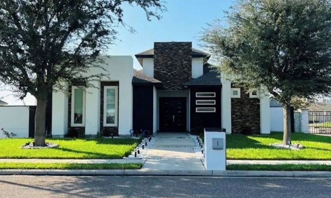 Pharr Casa | Cheerful Home with a Pool