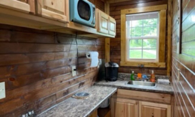 Hayesville Casa | Cheerful Lake Front Tiny Home