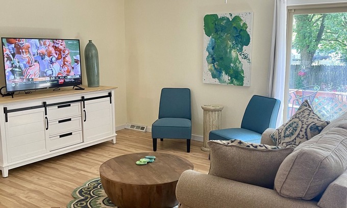 Springfield Casa | Cheerful mid-town home close to Bass Pro, shopping and local eateries.