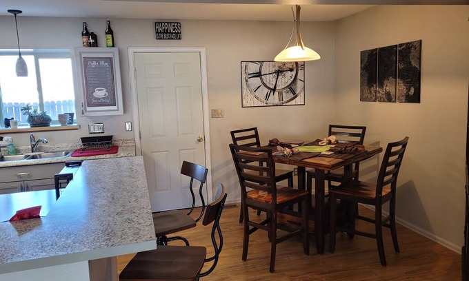 Cheyenne Meadows Casa | Cheerful Mountain View Townhome