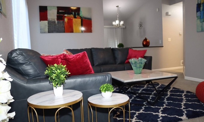 Aurora Casa | Cheerful, Newly furnished 3 bdrm home with indoor fireplace.
