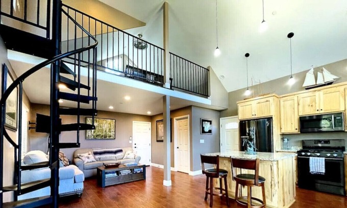 Fair Play Cabina | Cheerful one bedroom loft cabin close to wineries