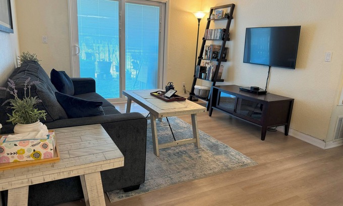 Ontario Condominio | Cheerful Pet Friendly 2 BR-1BA Condo