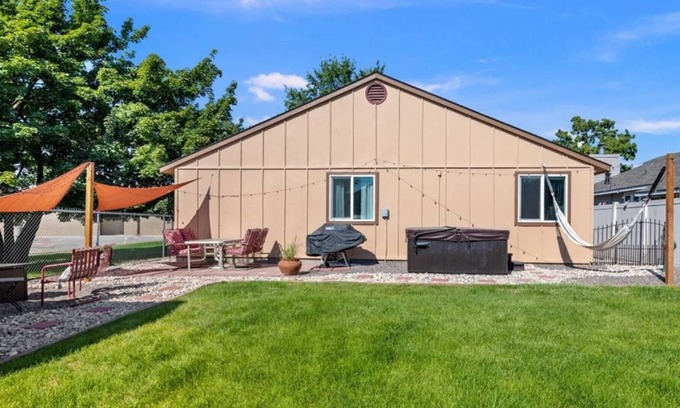 West Valley Casa | Cheerful Single Level Home. Hangout in Backyard w/ Hot Tub! 15 min to Downtown + 10 min to Village