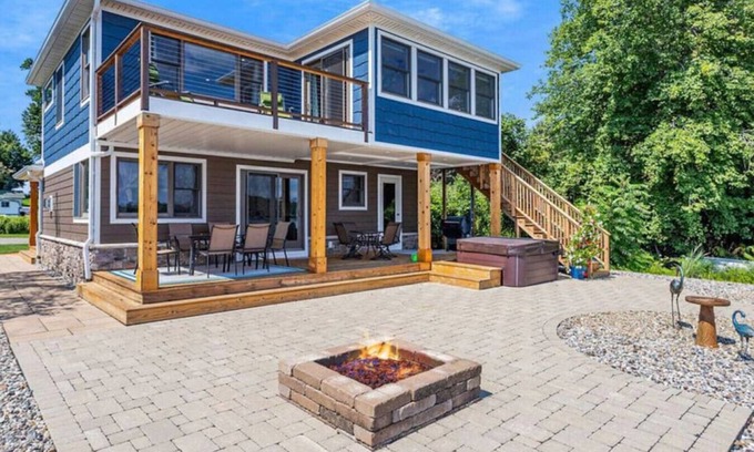 Sister Lakes Cabaña | Cheerful Sister Lakes 4 BDR Lake Hse w/ Hot tub.