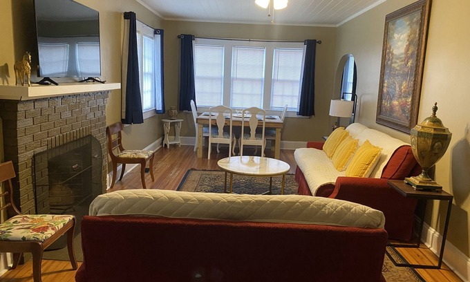 Valdosta Casa | Cheerful Spacious 4 Bedroom 2 Bath & plenty parking