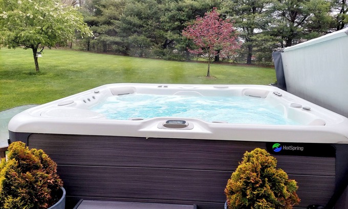 Parkesburg Casa | Cheerful & Spacious 4-bedroom Family Friendly Home with Hot tub